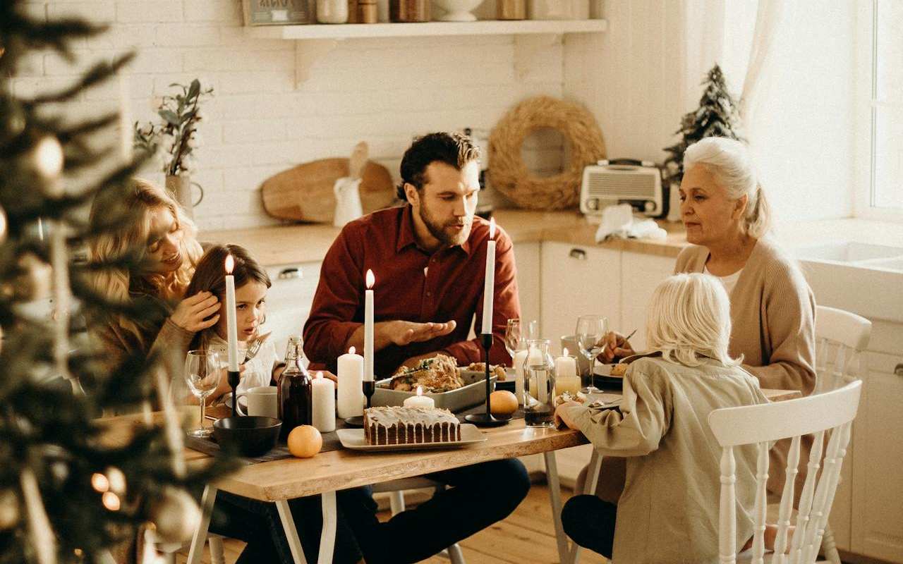 Porodica sedi za božćnom trpezom