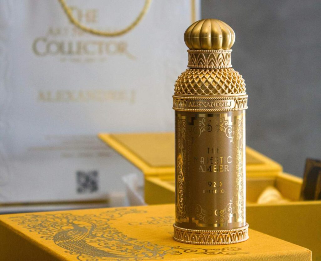 parfem u  zlatnoj metalnoj bocici